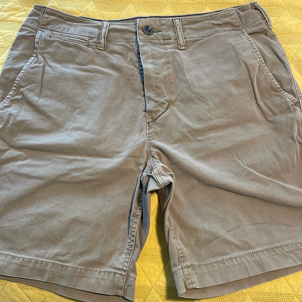 American Eagle men’s Khaki Shorts